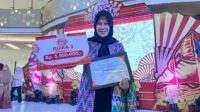 Ketua Dekranasda Gowa, Andi Tenri Indah Darmawangsyah menerima langsung piagam Penghargaan Juara 2 Kategori Produk Wastra