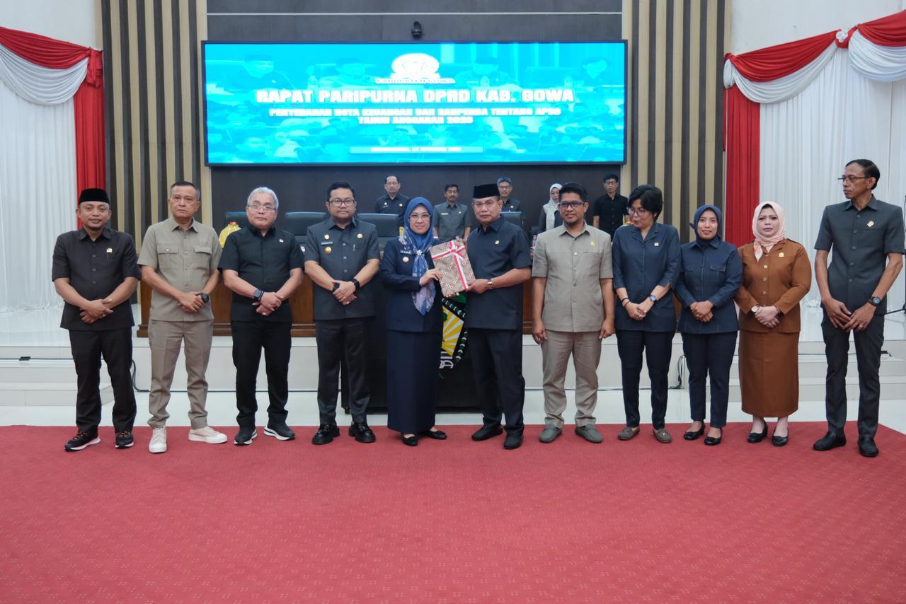 Pemkab Gowa menyerahkan Nota Keuangan dan Ranperda APBD 2026