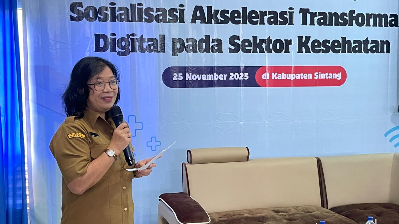 Sekretaris Dinkes Sintang dr. Rosa Trifina membuka Sosialisasi Akselerasi Transformasi Digital Kesehatan di Puskesmas Tempunak.