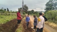 Bhabinkamtibmas Polsek Cikijing Bripka Kurdiyanto menyambangi warga Desa Cilangcang untuk menyampaikan pesan kamtibmas