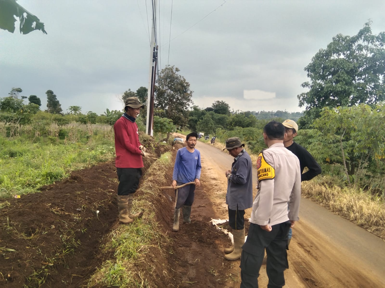 Bhabinkamtibmas Polsek Cikijing Bripka Kurdiyanto menyambangi warga Desa Cilangcang untuk menyampaikan pesan kamtibmas