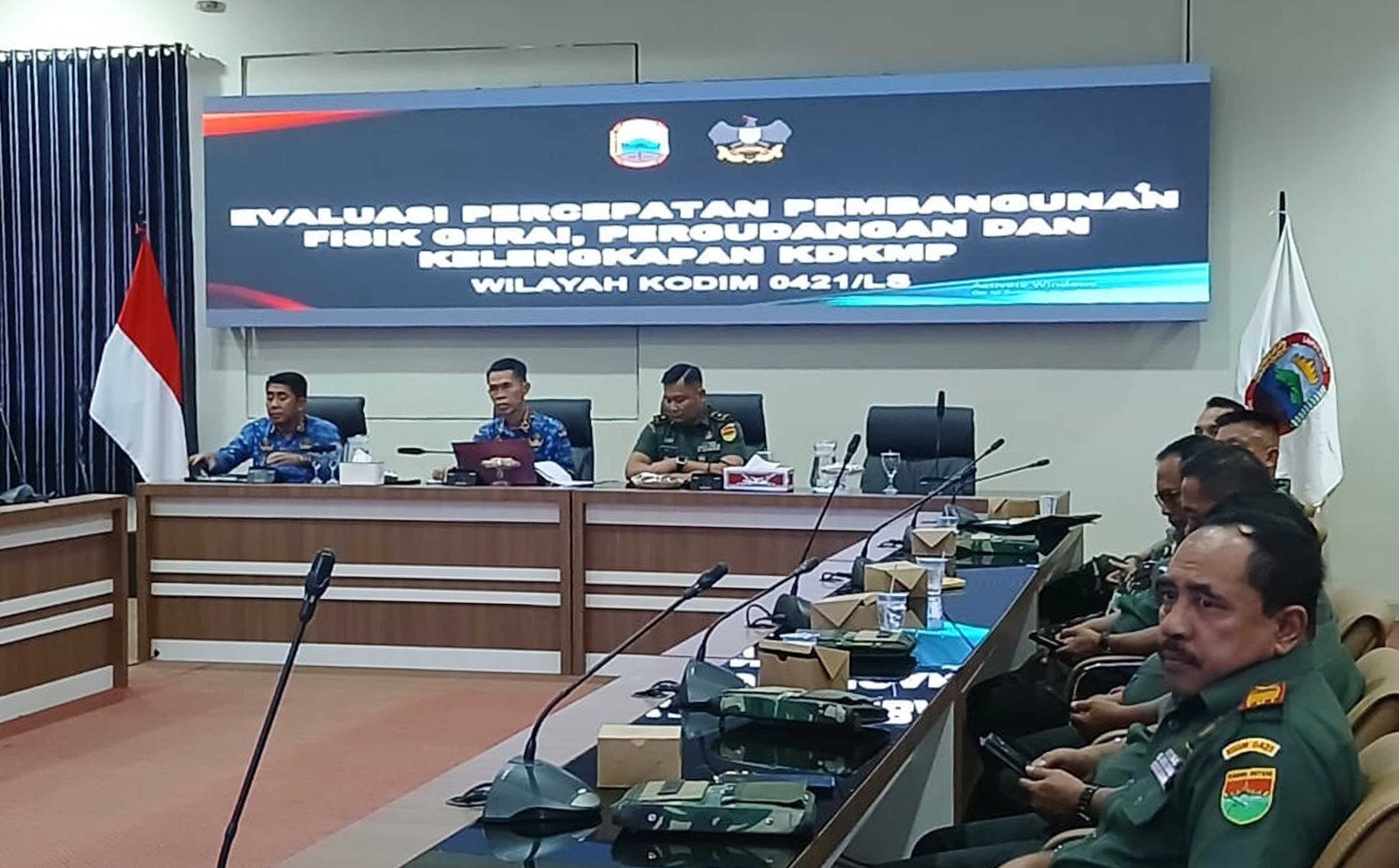 Rapat Percepatan Pembangunan KDKMP yang berlangsung secara hybrid pada Selasa (25/11/2025).