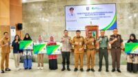 Gubernur Babel Hidayat Arsani menyerahkan kartu BPJS Ketenagakerjaan kepada 426 pelaku UMKM di Belitung