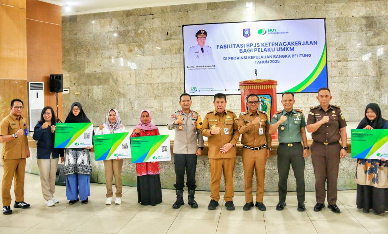 Gubernur Babel Hidayat Arsani menyerahkan kartu BPJS Ketenagakerjaan kepada 426 pelaku UMKM di Belitung