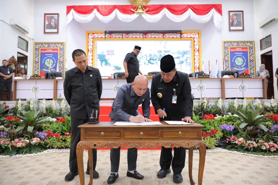 Gubernur Babel Hidayat Arsani menghadiri Rapat Paripurna DPRD untuk penetapan RAPBD 2026 dan mengapresiasi sinergi seluruh fraksi yang sepakat menyetujui ranperda APBD 2026.