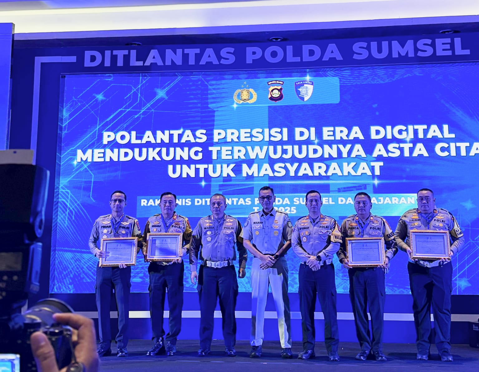 Satlantas Polres Pagar Alam meraih penghargaan terbaik pengentrian data kesamsatan pada Rakernis Fungsi Lantas Polda Sumsel 2025