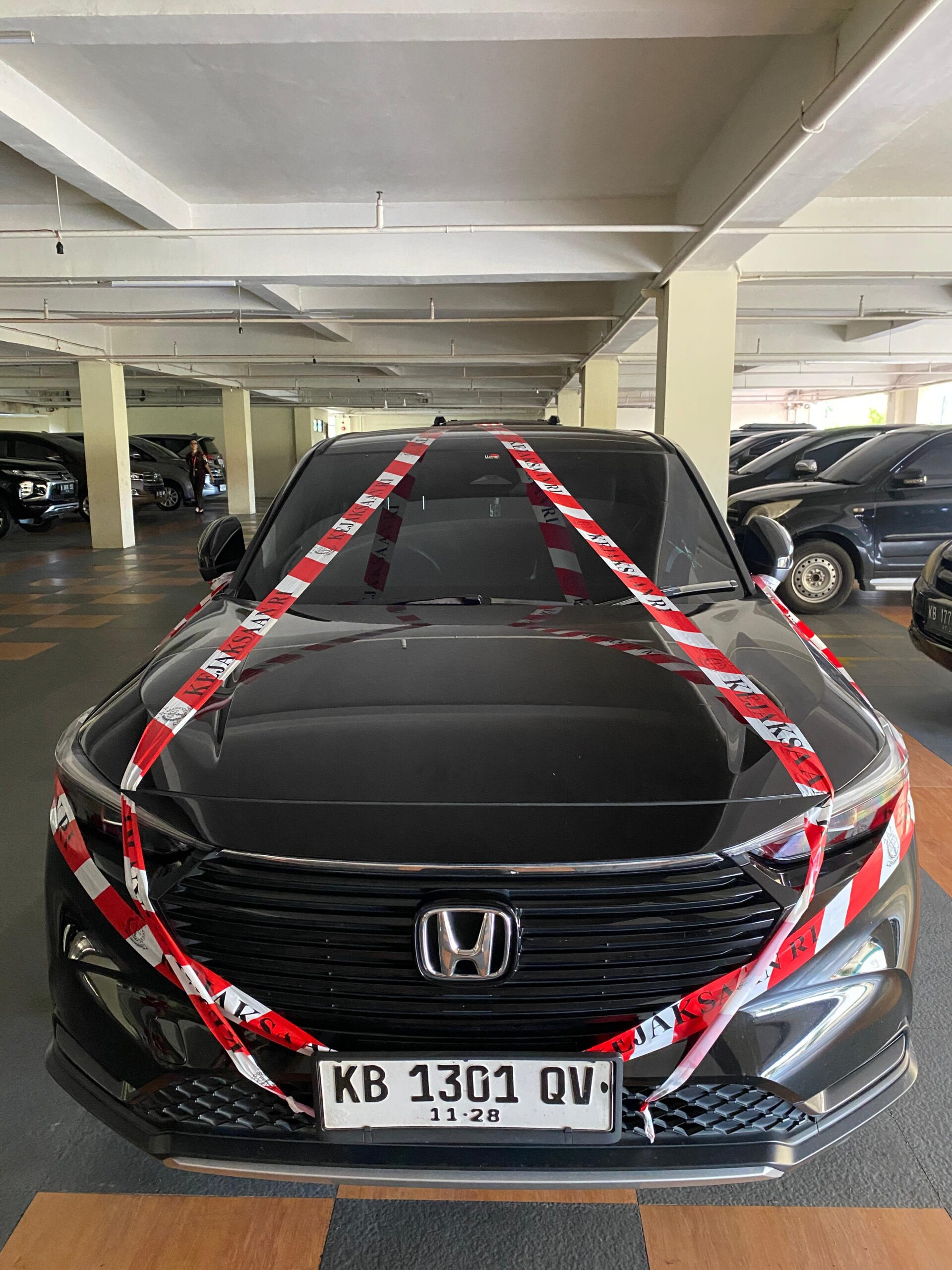 Penyidik Kejati Kalbar menggeledah rumah MR dan mengamankan mobil Honda HR-V yang diduga terkait kasus korupsi dana hibah Yayasan Mujahidin Kalbar senilai Rp22 miliar.