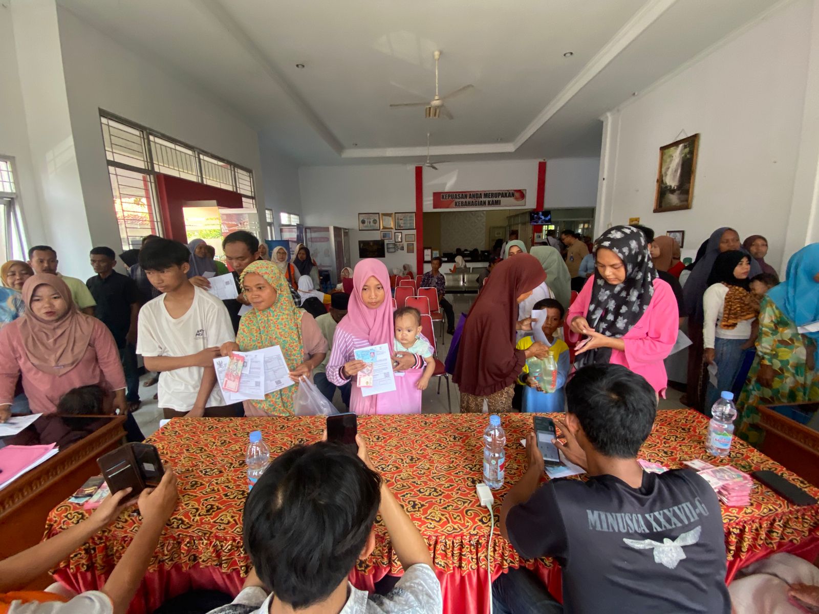 Pemkab Majalengka menyalurkan BLTS Kesra Rp900 ribu kepada 189.389 KPM melalui PT Pos dan BRI