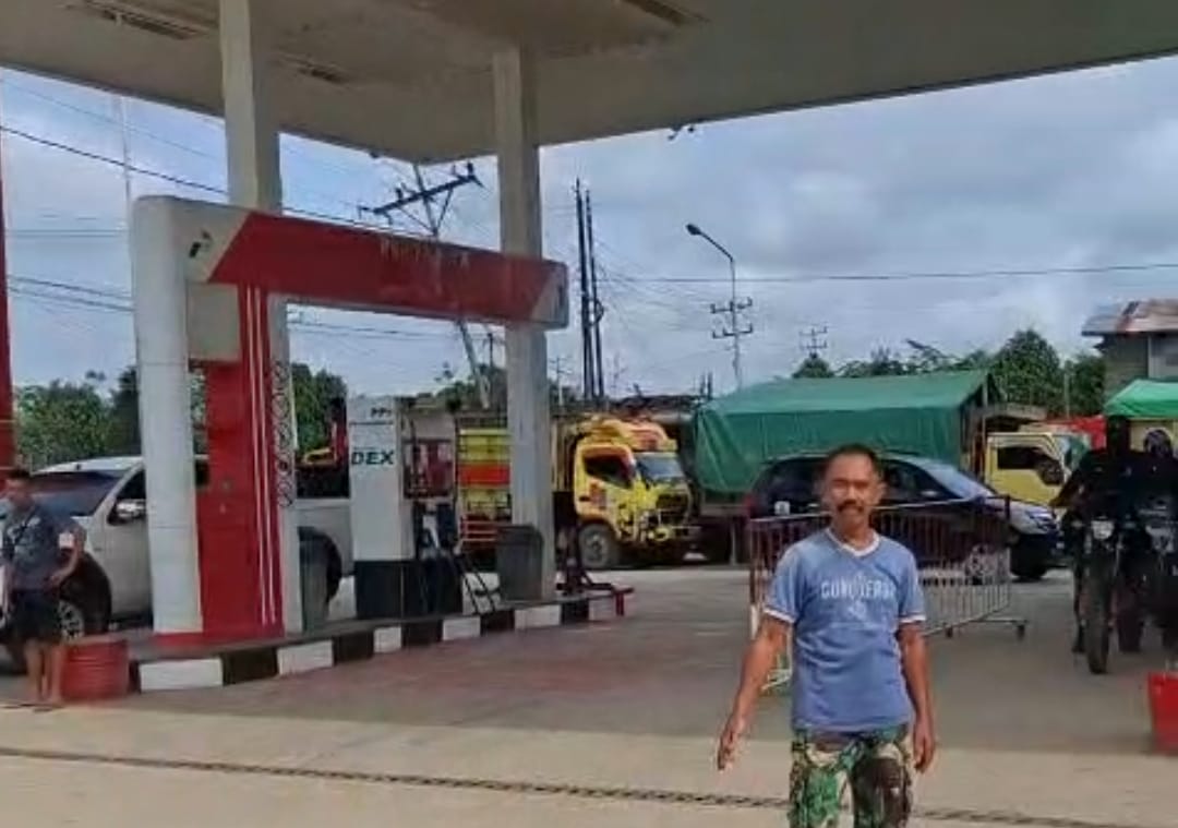 Warga menyoroti SPBU 64.786.15 Sintang yang diduga menyalurkan Solar subsidi ke pelansir dan terkait aktivitas PETI, hingga memicu antrian panjang kendaraan setiap hari.