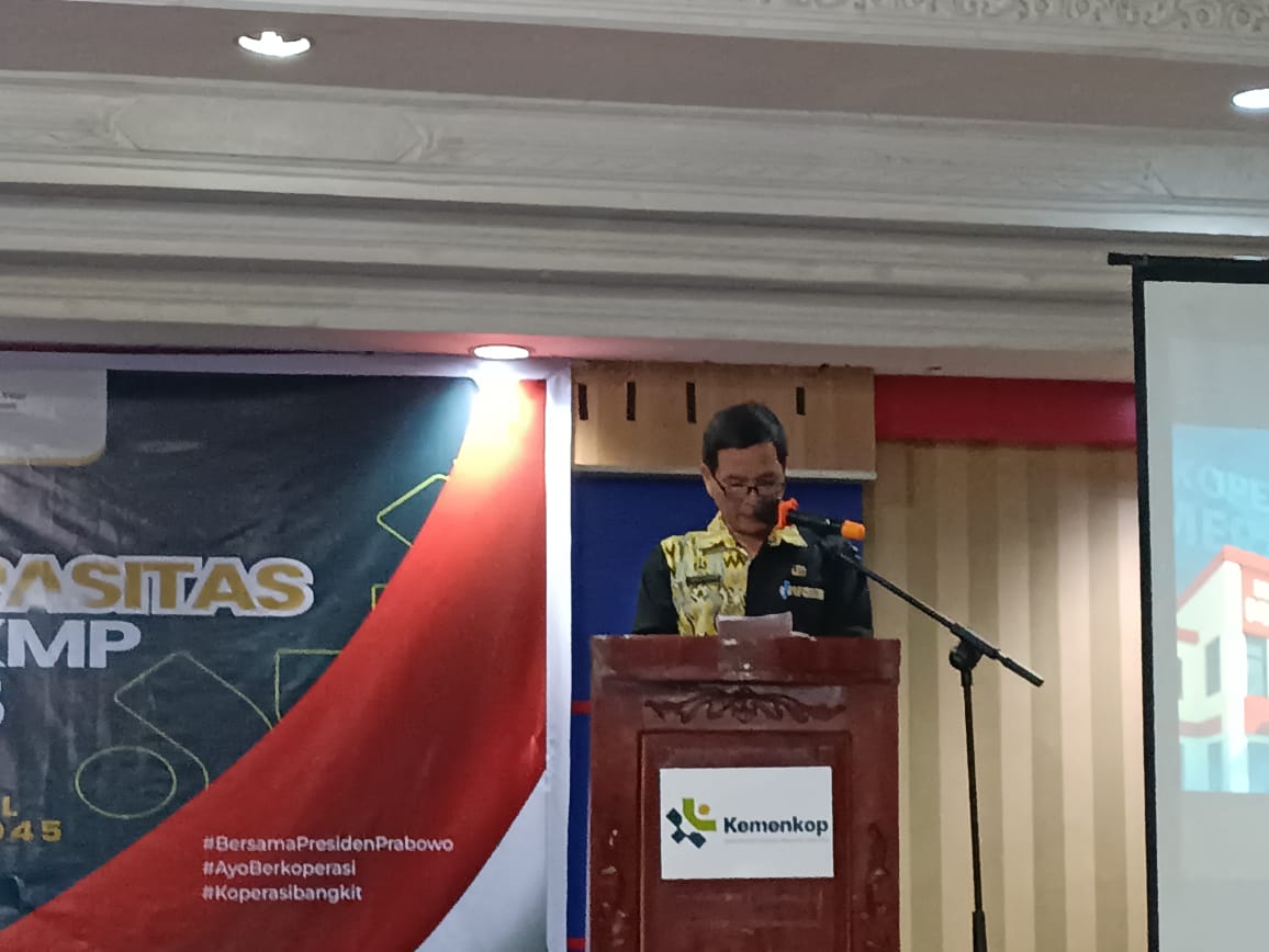 Asdep Kemenkop RI Cecep Setyawan memberikan pengarahan pada Pelatihan Pengurus KDKMP Sintang Angkatan VI,