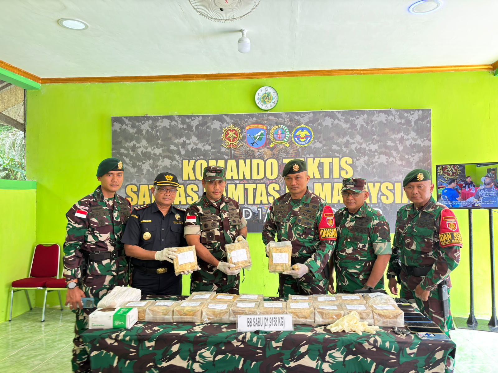 Danrem 121/Abw menerima 21,9 kg sabu hasil penggagalan penyelundupan di perbatasan Kalbar.