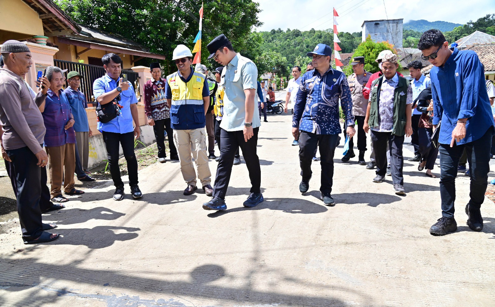 Bupati Lampung Selatan Egi Pratama meninjau perbaikan Jalan Pasuruan–Gandri dan Jalan Pasar Desa