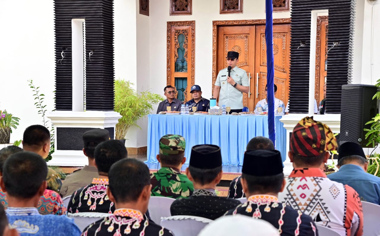 Bupati Egi berdialog dengan para kepala desa se-Kecamatan Penengahan di kediaman Kepala Desa Pasuruan Bupati Egi berdialog dengan para kepala desa se-Kecamatan Penengahan di kediaman Kepala Desa Pasuruan
