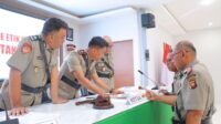 Polres Sintang menggelar sidang etik terhadap Aipda DH yang absen lebih dari 30 hari dan merekomendasikan sanksi PTDH