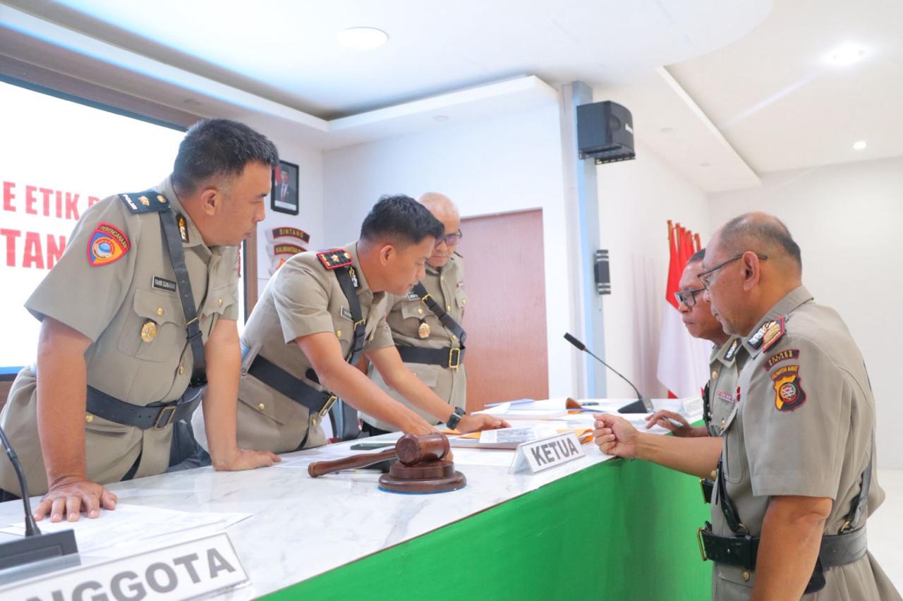 Polres Sintang menggelar sidang etik terhadap Aipda DH yang absen lebih dari 30 hari dan merekomendasikan sanksi PTDH