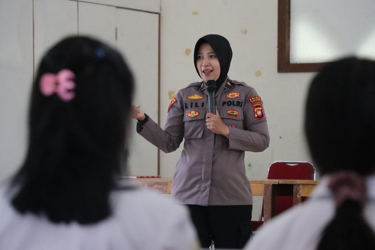 Polwan Polres Sintang menggelar sosialisasi “Rise and Speak” di SMK Kartini dalam rangka Hari Anti Kekerasan Terhadap Perempuan, memberikan edukasi pencegahan kekerasan dan pentingnya keberanian melapor.