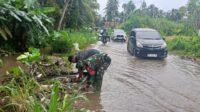 Kodim 0212/TS mengerahkan personel untuk menangani banjir, longsor, dan jembatan putus di Mandailing Natal.