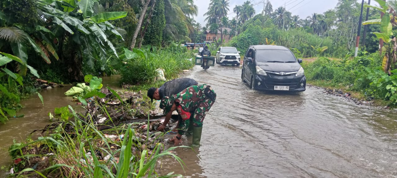 Kodim 0212/TS mengerahkan personel untuk menangani banjir, longsor, dan jembatan putus di Mandailing Natal.