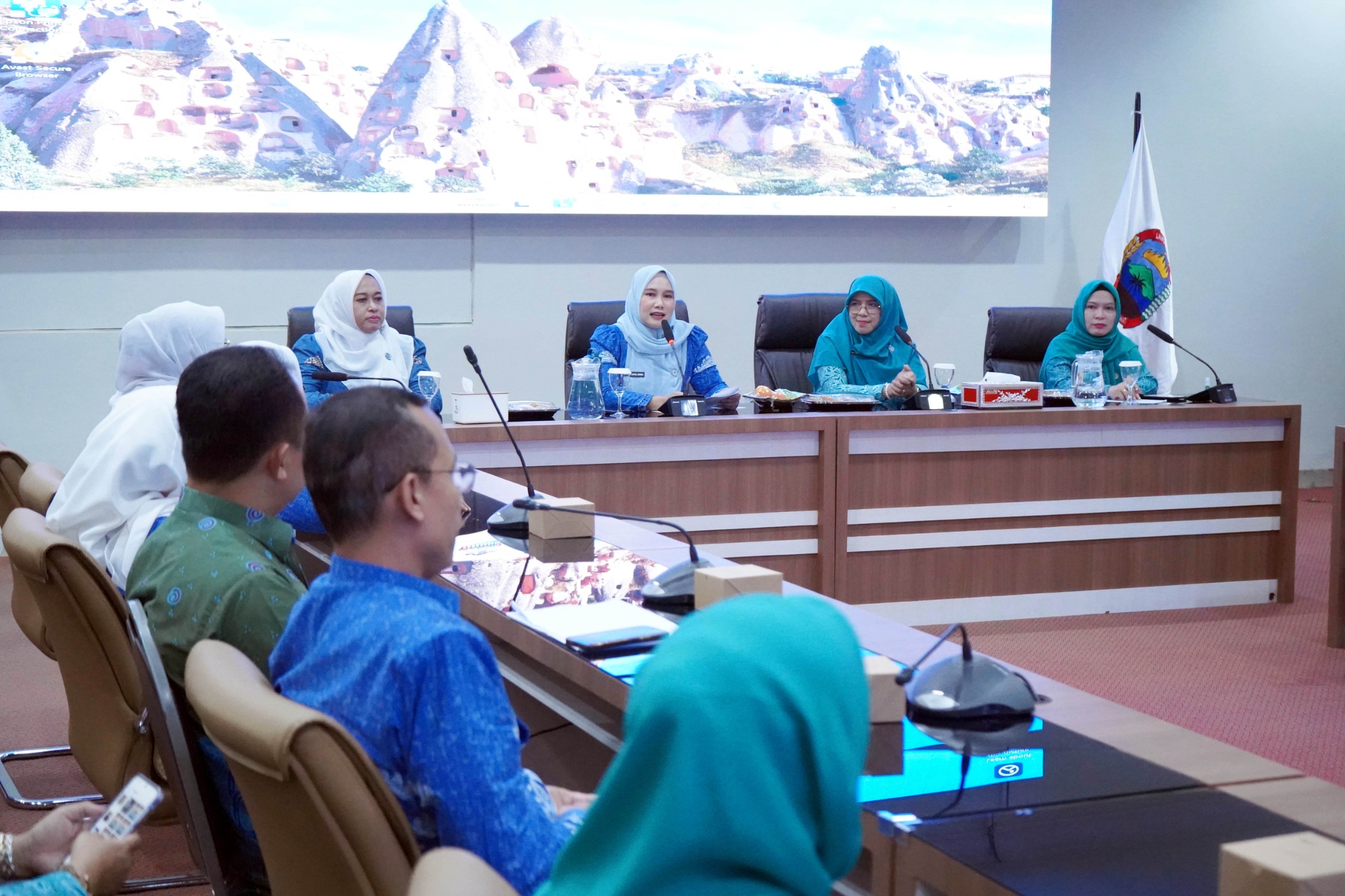 TP PKK Muara Enim melakukan studi banding ke Lampung Selatan untuk memperkuat kolaborasi, berbagi inovasi, dan mempelajari pelaksanaan 10 Program Pokok PKK yang dinilai berhasil.