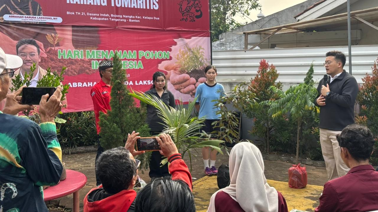 Abraham Garuda Laksono bersama mahasiswa UMN dan sejumlah komunitas menggelar aksi tanam pohon di Padepokan Karang Tumaritis untuk memperkuat gerakan penghijauan dan kepedulian lingkungan.