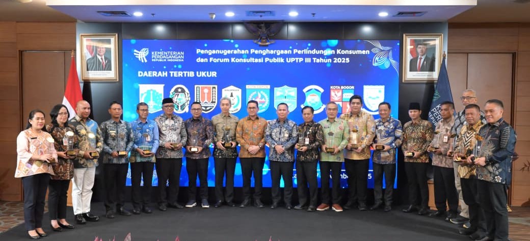 Wali Kota Banjar bersama Kepala Dinas KUKMP Kota Banjar, Kepala Bagian Umum Sekretariat Daerah Kota Banjar, serta Kepala UPTD Metrologi Kota Banjar. Wali Kota Banjar bersama Kepala Dinas KUKMP Kota Banjar, Kepala Bagian Umum Sekretariat Daerah Kota Banjar, serta Kepala UPTD Metrologi Kota Banjar.