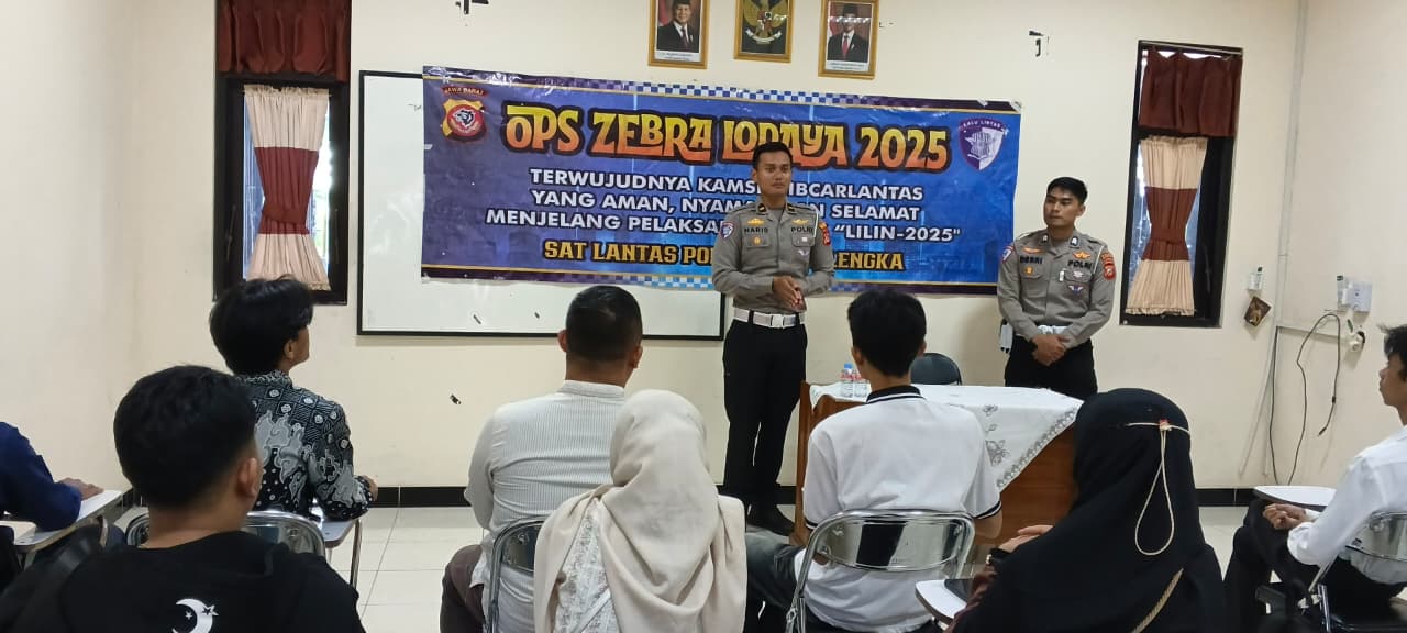 Sat Lantas Polres Majalengka menggelar Police Goes To Campus dalam Operasi Zebra Lodaya 2025 untuk mengedukasi mahasiswa tentang keselamatan dan ketertiban berlalu lintas.