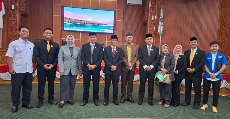 DPRD Kota Depok melantik Dindin Saprudin sebagai PAW anggota Fraksi Golkar menggantikan almarhum Faresh El Fouz.