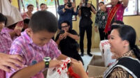 Bupati Landak Karolin Margret Natasa berinteraksi langsung dengan siswa TK Satu Atap 02 Sidas