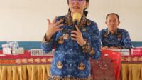 Bupati Landak dr. Karolin Margret Natasa, M.H. memberikan pendidikan politik bagi pemilih pemula di SMA Maniamas Ngabang