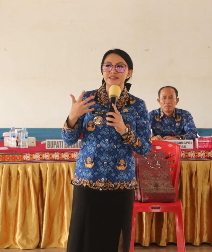 Bupati Landak dr. Karolin Margret Natasa, M.H. memberikan pendidikan politik bagi pemilih pemula di SMA Maniamas Ngabang