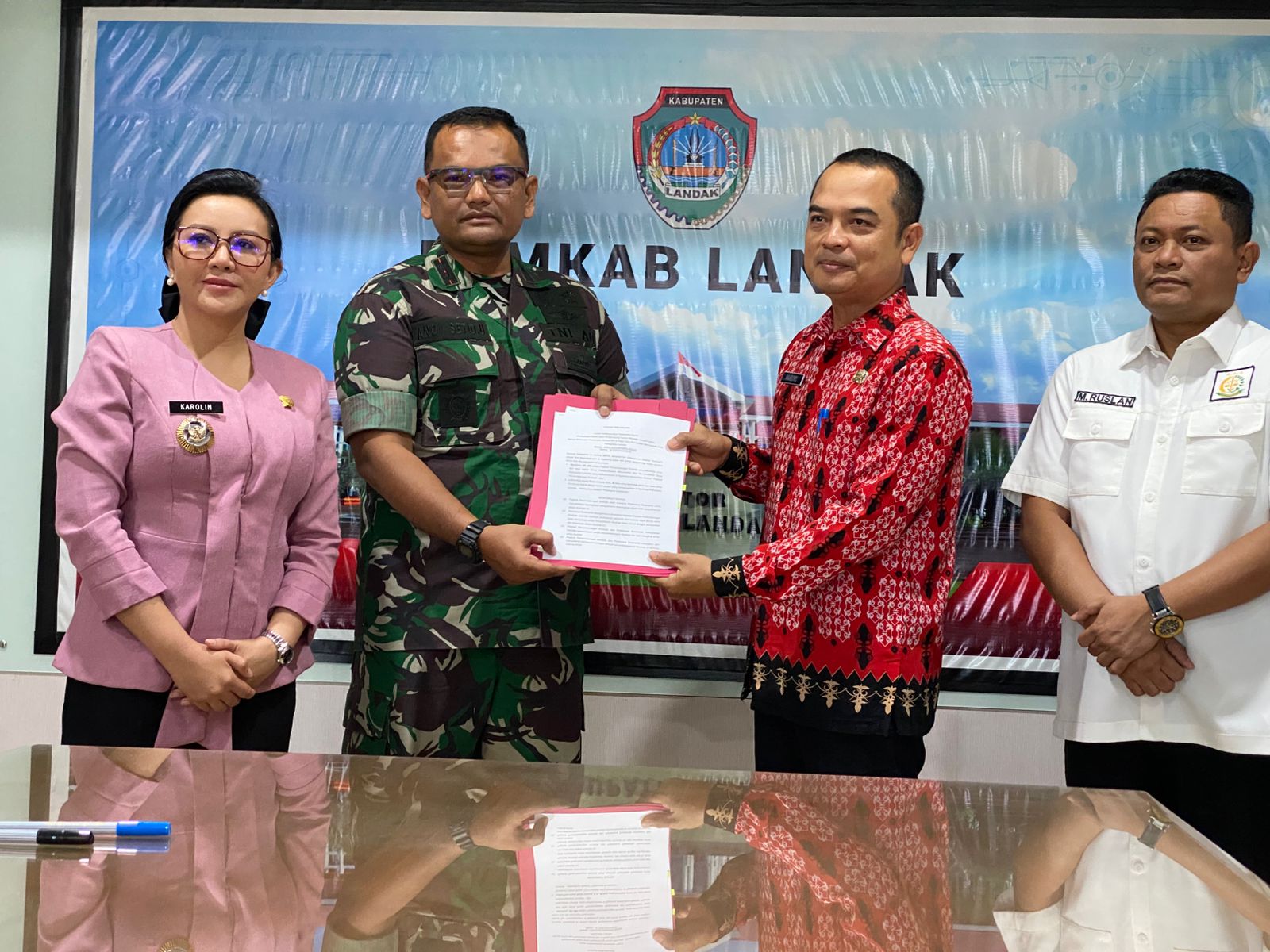 penandatanganan MoU antara Pemkab Landak dan Kodim 1210 untuk pelaksanaan TMMD dan cetak sawah