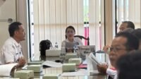 Bupati Landak memimpin rapat expose untuk membahas penetapan dan penegasan batas desa di tiga kecamatan guna memperjelas administrasi wilayah.