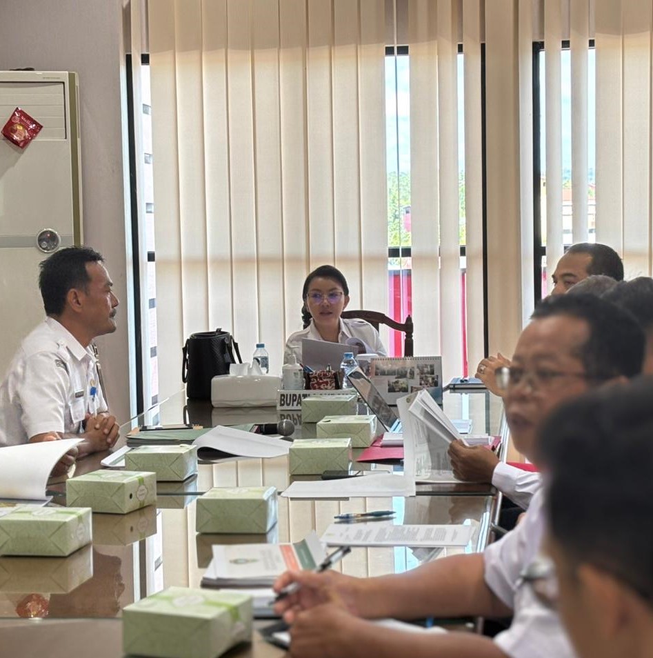 Bupati Landak memimpin rapat expose untuk membahas penetapan dan penegasan batas desa di tiga kecamatan guna memperjelas administrasi wilayah.