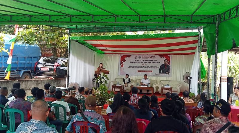 Bupati Landak Karolin Margret Natasa mengajak warga mengubah sampah menjadi peluang melalui Bimtek Pengelolaan Sampah di Desa Sidas, Kecamatan Sengah Temila.