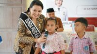 Bunda PAUD Landak Karolin Margret Natasa mengajak orang tua menjaga kesehatan gigi anak melalui penyuluhan cara menyikat gigi yang benar di TK Satu Atap 02 Sidas
