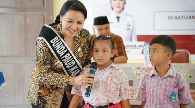 Bunda PAUD Landak Karolin Margret Natasa mengajak orang tua menjaga kesehatan gigi anak melalui penyuluhan cara menyikat gigi yang benar di TK Satu Atap 02 Sidas