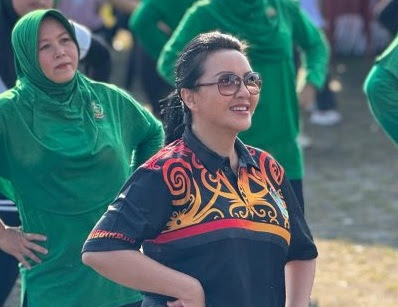 Bupati Karolin dan warga mengikuti Zumba Akbar HUT Landak ke 26