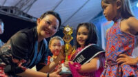 Bupati Landak Karolin Margret Natasa menyerahan piala dan piagam penghargaan kepada para pemenang rangkaian lomba dan pertandingan
