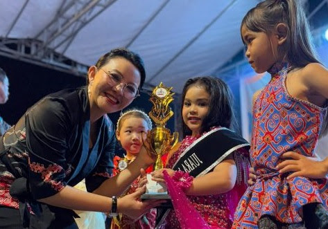 Bupati Landak Karolin Margret Natasa menyerahan piala dan piagam penghargaan kepada para pemenang rangkaian lomba dan pertandingan