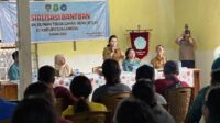 Bupati Landak Karolin menyerahkan bantuan perbaikan RTLH sebesar Rp30 juta per unit untuk 10 warga Desa Amboyo Selatan