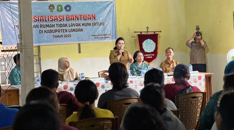 Bupati Landak Karolin menyerahkan bantuan perbaikan RTLH sebesar Rp30 juta per unit untuk 10 warga Desa Amboyo Selatan