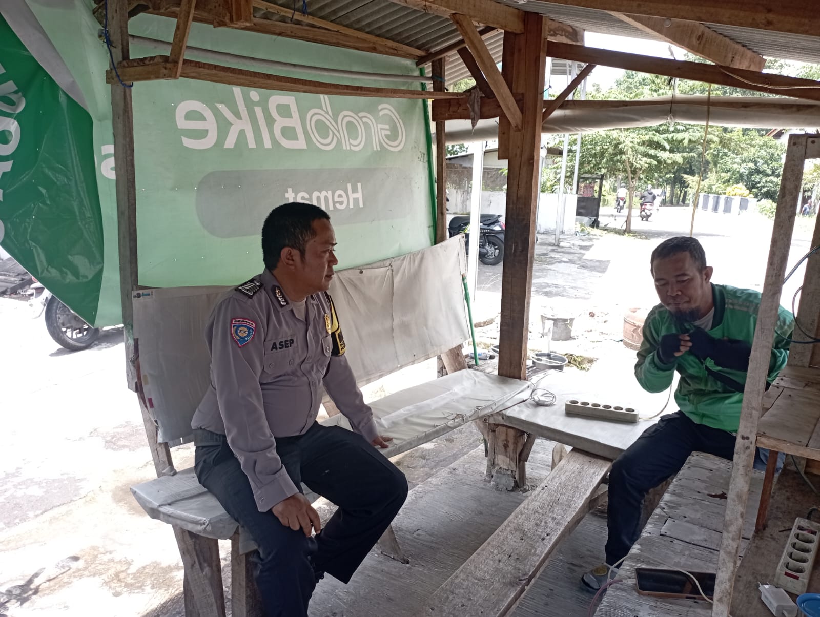 Bripka Asep Rahmat Sugandi mengintensifkan sambang dan imbauan Kamtibmas kepada warga Cigasong