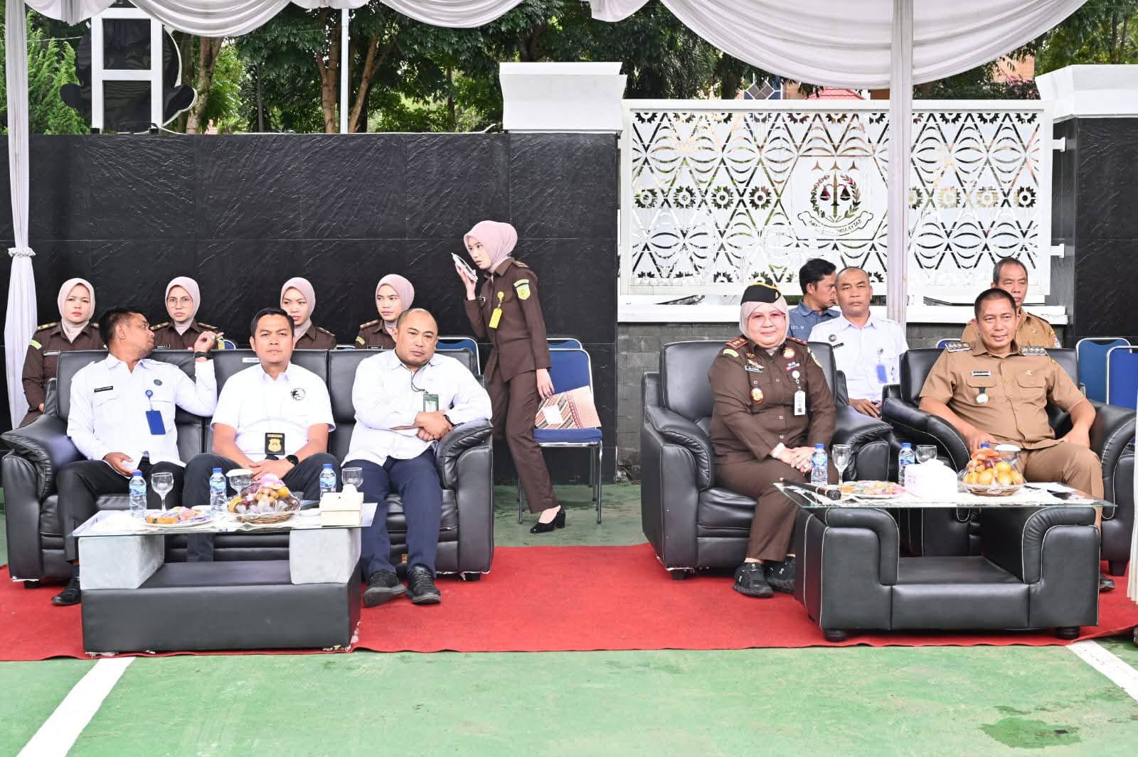 Wali Kota Ludi Oliansyah menghadiri pemusnahan barang bukti inkracht di Kejari Pagar Alam IMG 20251209 WA0037