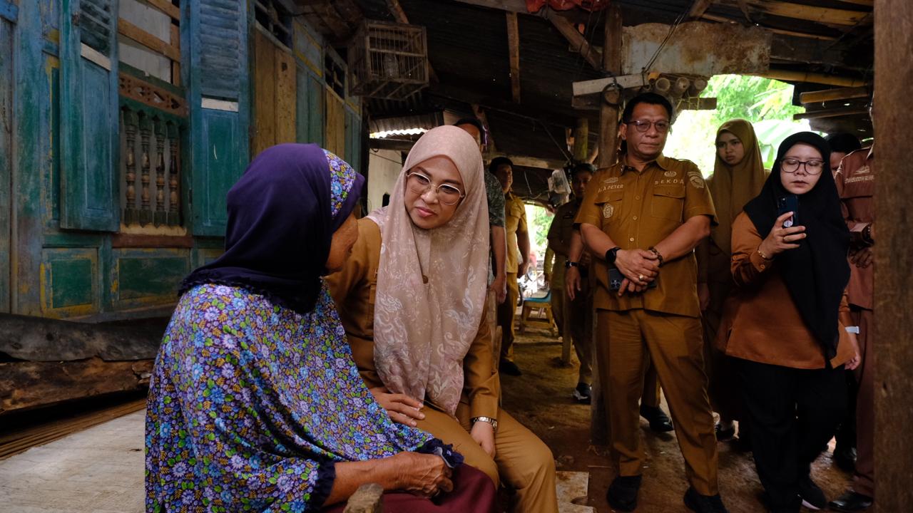 Bupati Gowa Sitti Husniah turun langsung membantu keluarga miskin ekstrem di Pattallassang