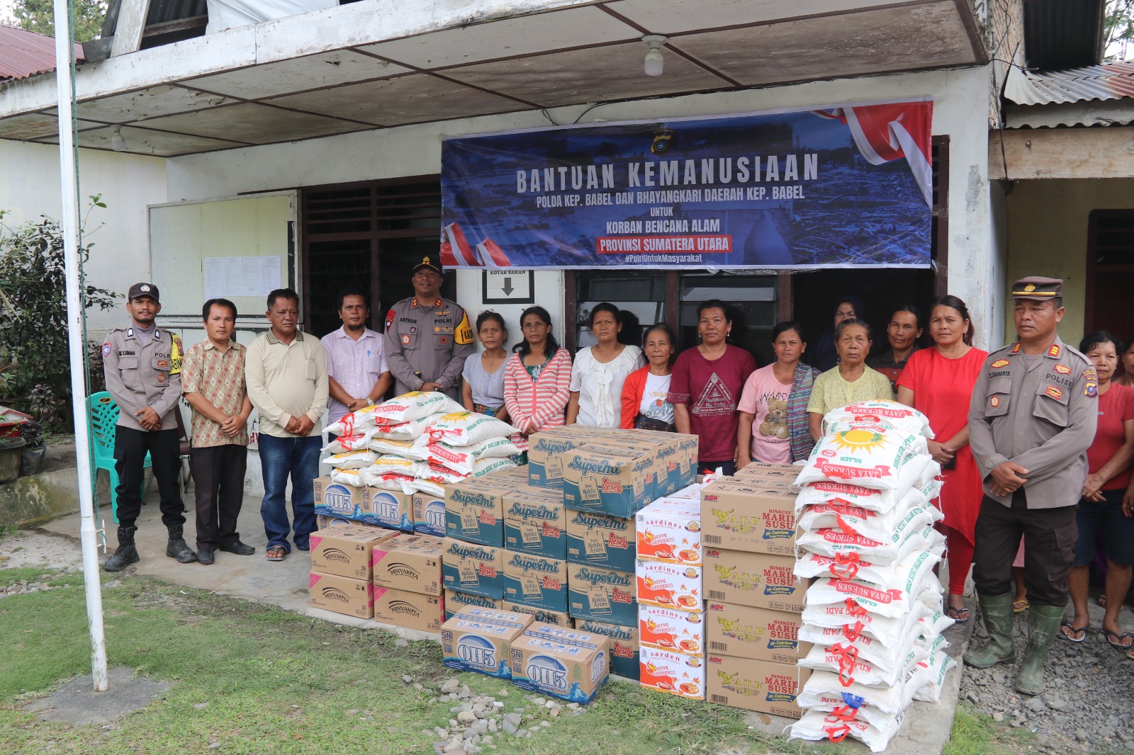 Solidaritas Polri, Kapolda Babel dan Kapolresta Medan salurkan bantuan bagi warga terdampak bencana di Humbahas melalui Polres Humbahas.