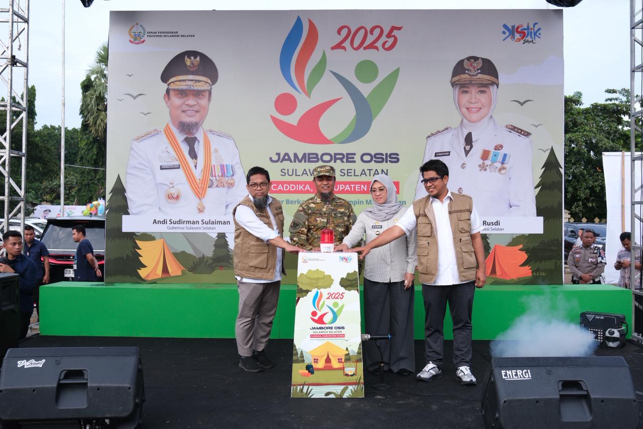 Bupati Gowa, Sitti Husniah Talenrang, menghadiri pembukaan Jambore OSIS se-Sulawesi Selatan di Bumi Perkemahan Cadika, Kecamatan Bajeng, Jumat (12/12/2025)