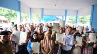 Bupati Gowa Sitti Husniah Talenrang menyerahkan 720 sertipikat redistribusi tanah di Kecamatan Biringbulu