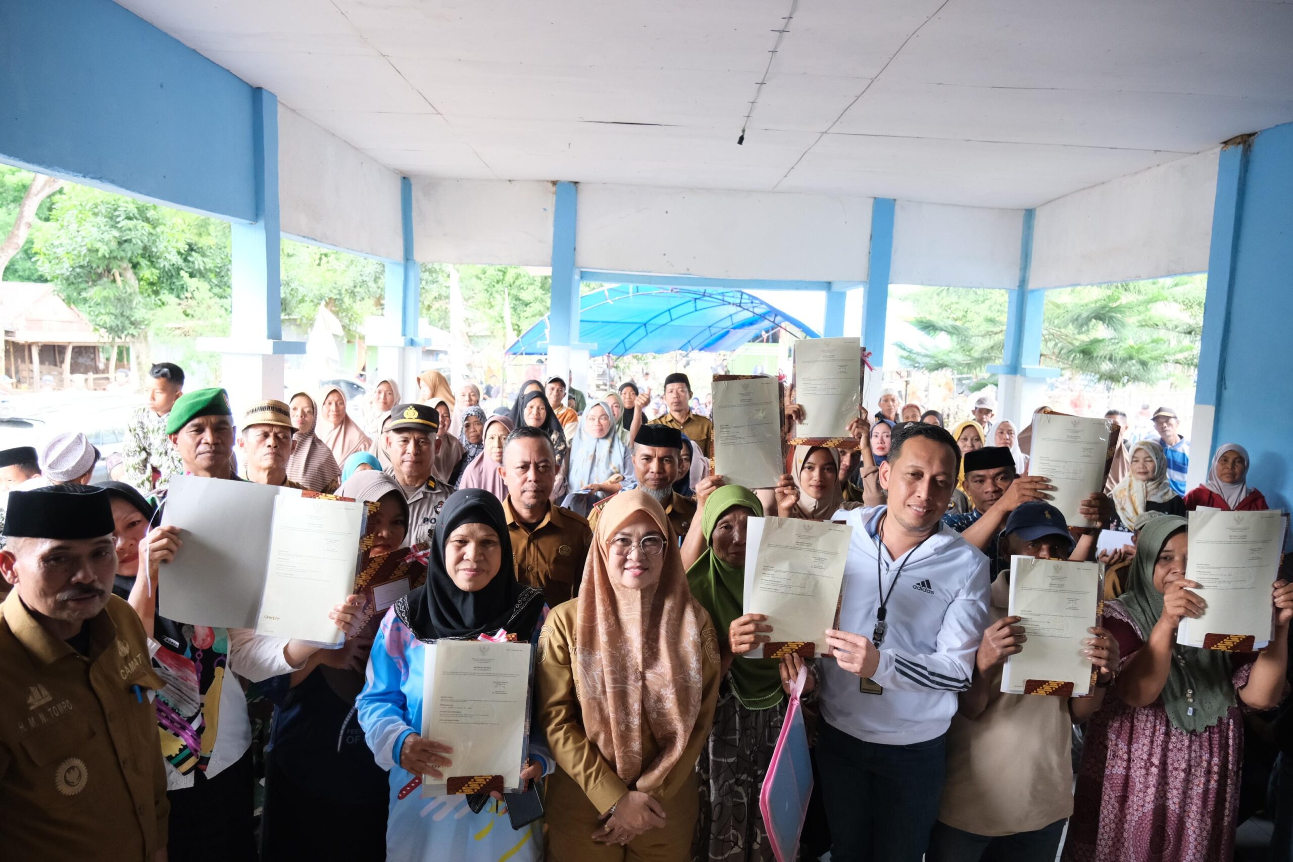 Bupati Gowa Sitti Husniah Talenrang menyerahkan 720 sertipikat redistribusi tanah di Kecamatan Biringbulu
