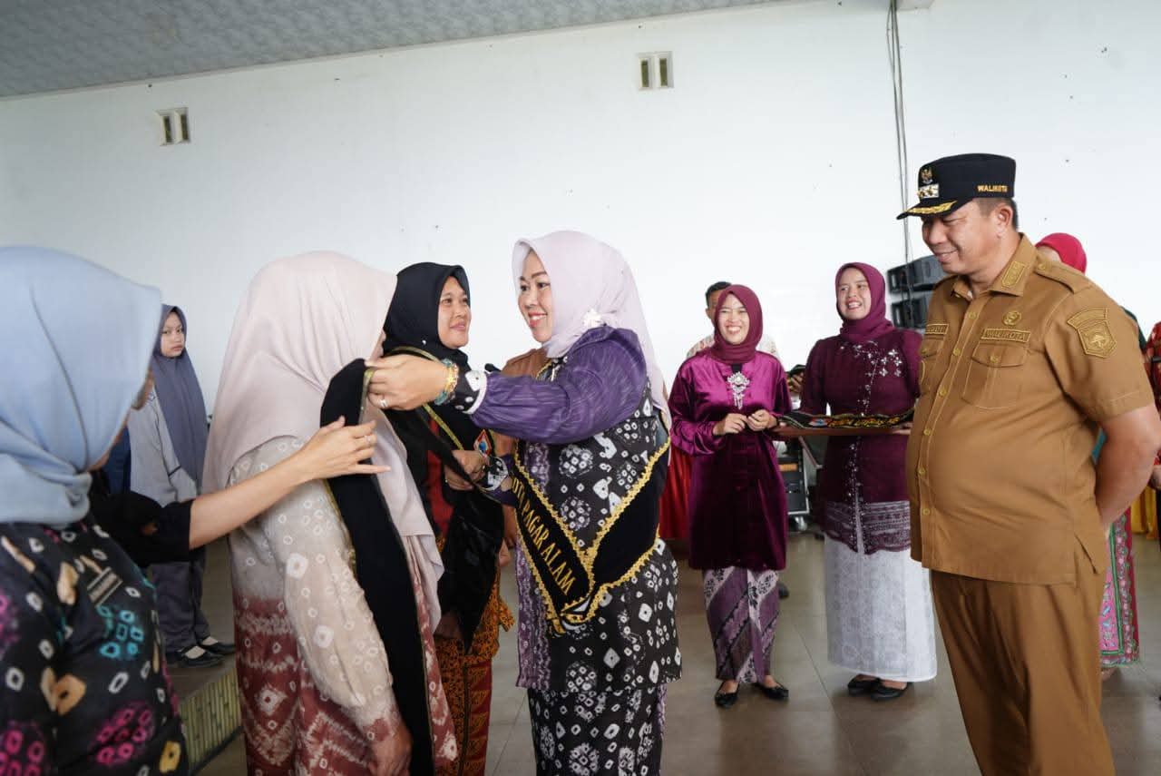 Bunda Literasi Kota Pagar Alam, Hera Parianti Ludi, mengukuhkan Duta Literasi dari perwakilan siswa-siswi SMA se-Kota Pagar Alam IMG 20251224 WA0018