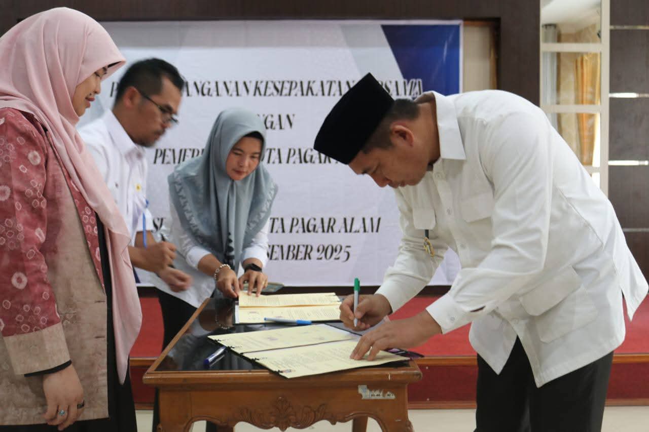 Pemkot Pagar Alam menandatangani MoU dengan PLN UP3 Lahat terkait PBJT tenaga listrik dan pengelolaan PAD,